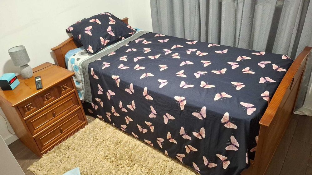 Cama de solteiro, mesa de cabeceira e colchão impecáveis