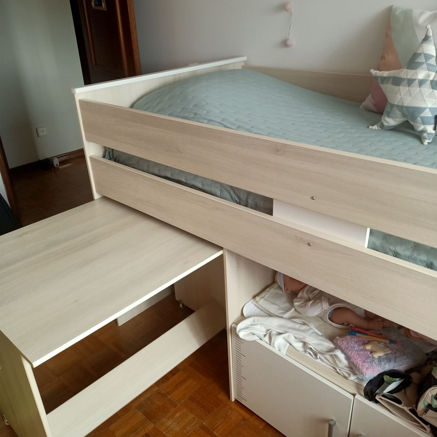 Cama com secretária e colchão