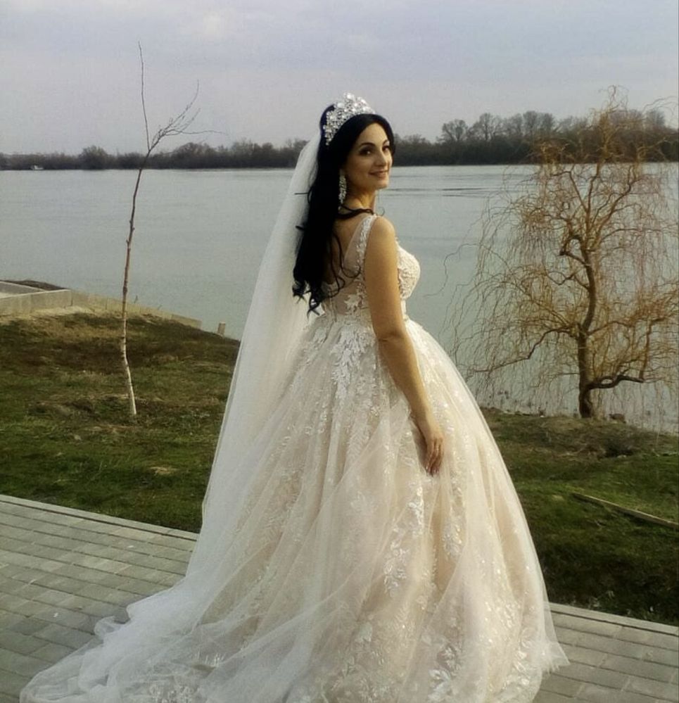 Весільна красива сукня