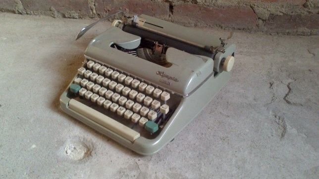 Maszyna do Pisania Firmy OLYMPIA Monica