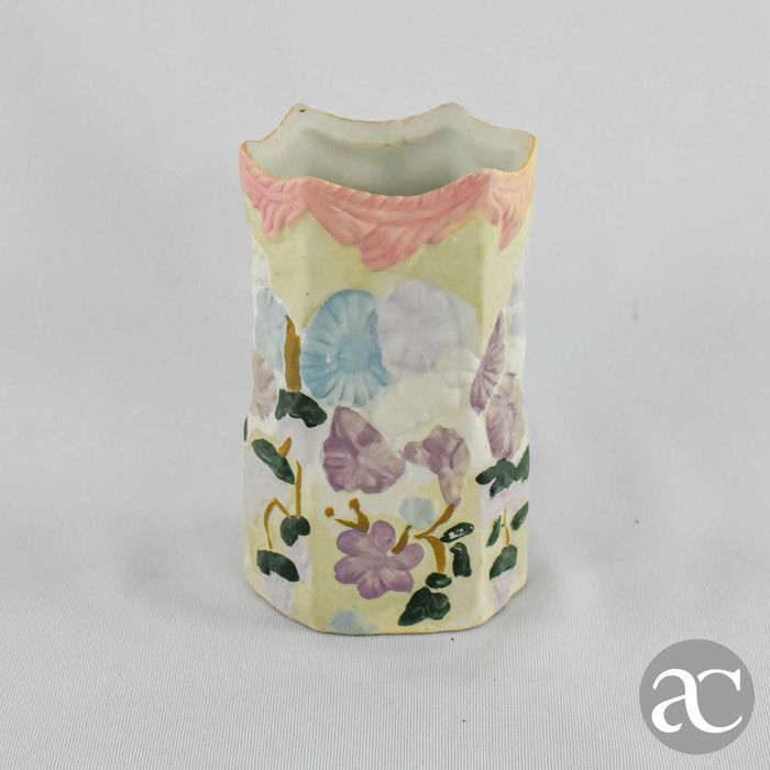 Jarra Europeia em Biscuit com flores em relevo