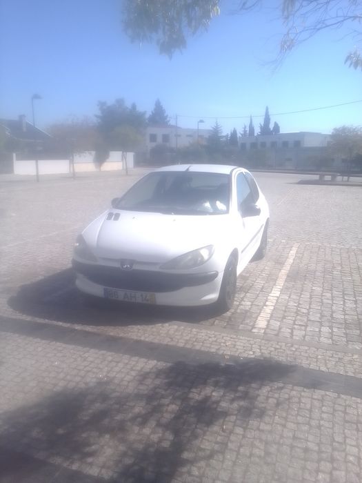 Vendo Peugeot 2006 diesel carro andar bem,vendo por estar parado,,,