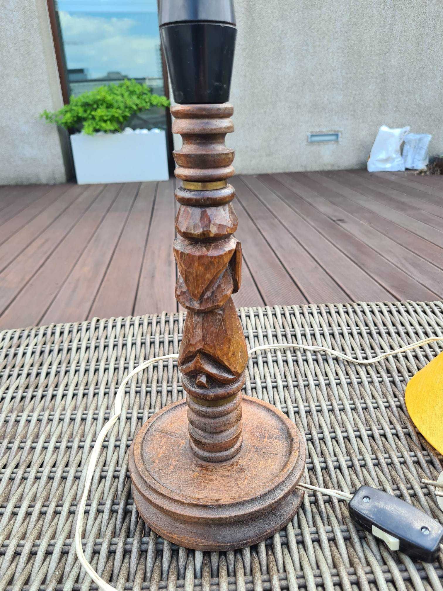 Drewniana rzeźbiona lampa z mat. kloszem_ręcznie rzeźbiona_44 cm wys.
