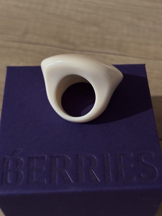 Pierścionek marki Berries z kamienia modny