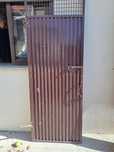 Porta de Metal com trinco de metal
