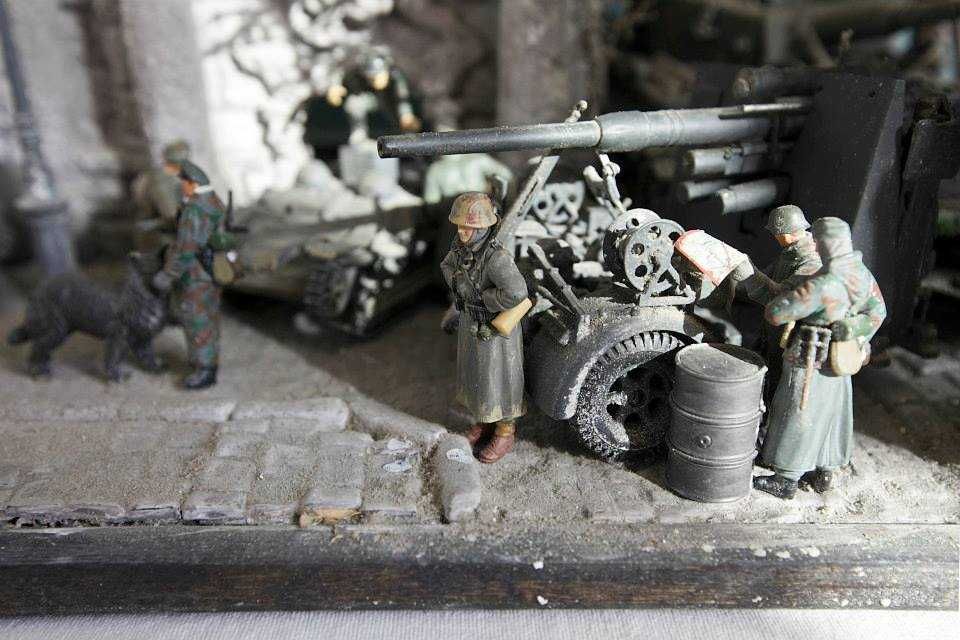 Makieta przedstawia przyjazd  Sepp Dietricha  do Swiedrowska.