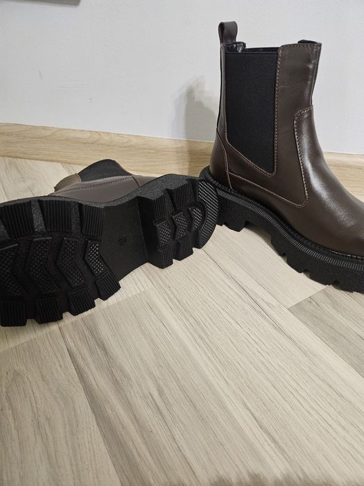 Продаються черевички жіночі