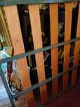 Estrado de cama 1.80×1.30, em bom estado com 6 pés.