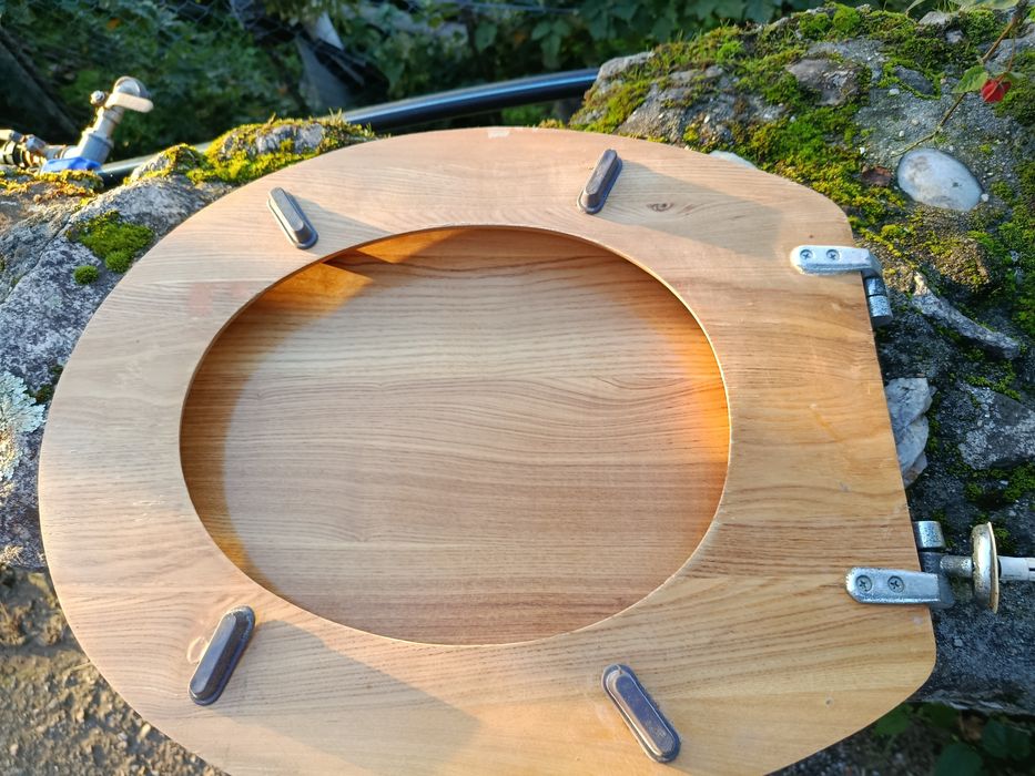 Tampa de sanita de madeira