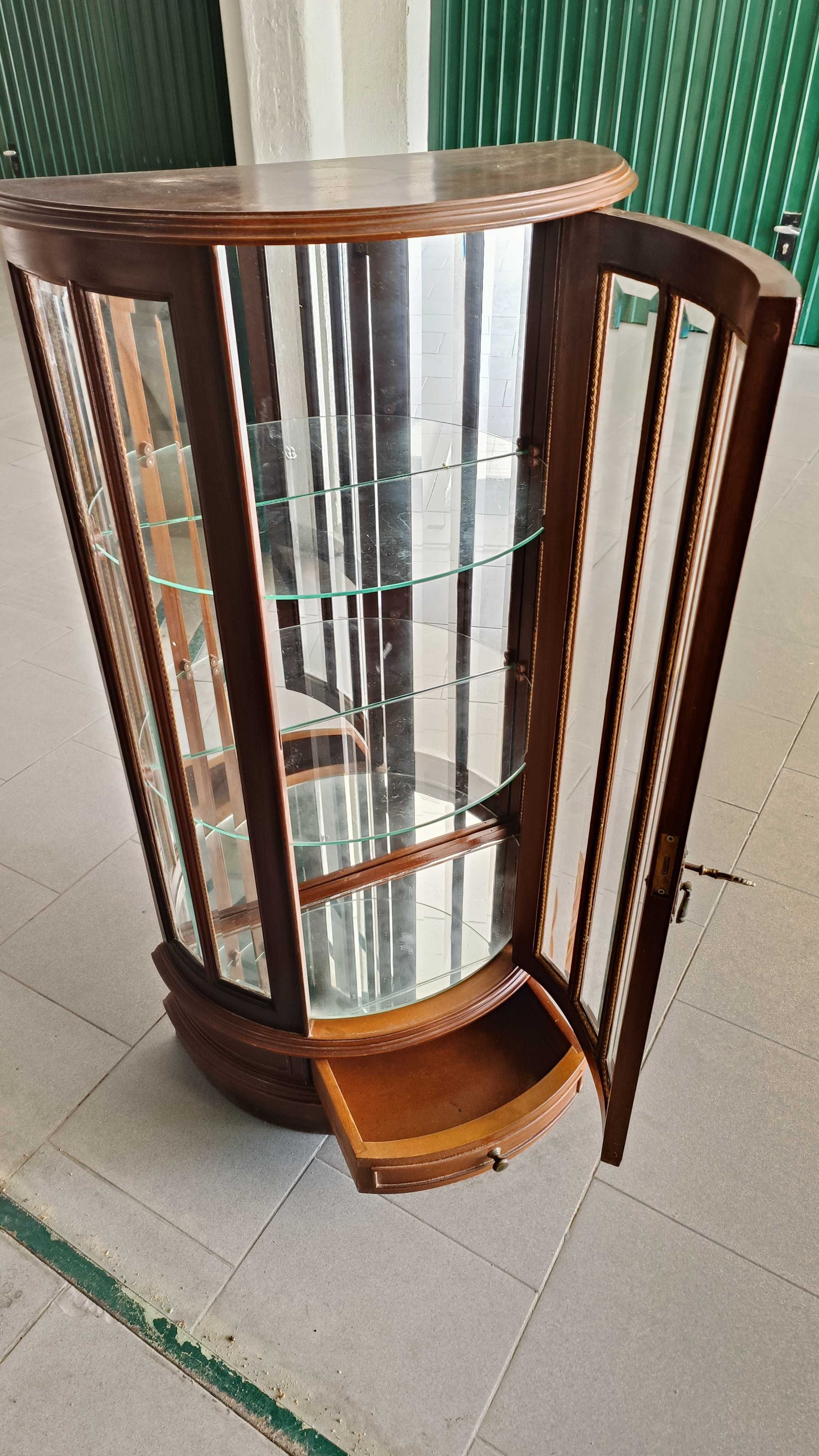 Móvel de Vitrine de Madeira Clássica com Vidro
