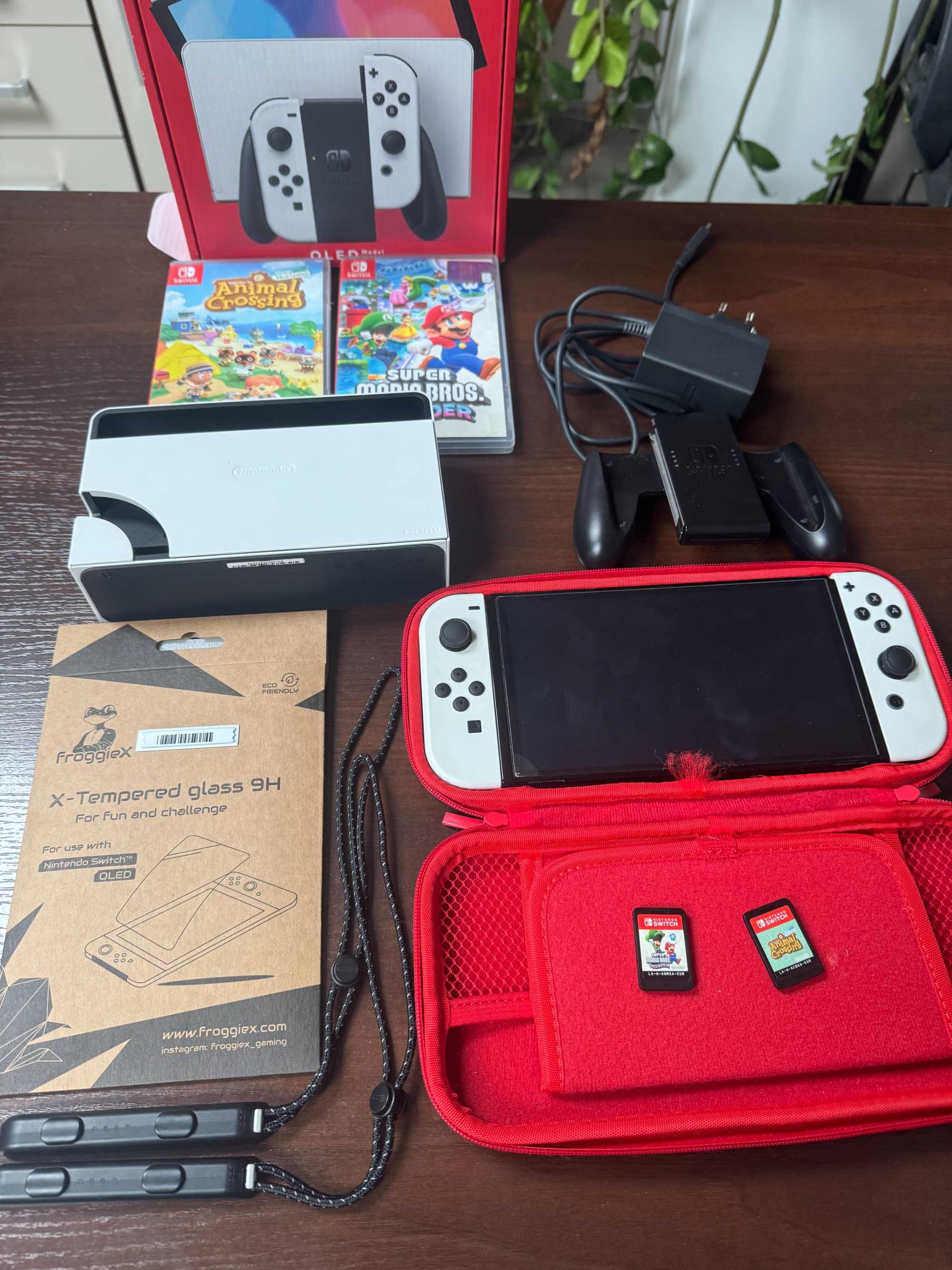 NINTENDO SWITCH OLED z dwoma grami oraz praktycznym etui