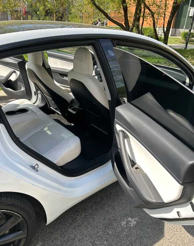 Tesla 3 2020 року