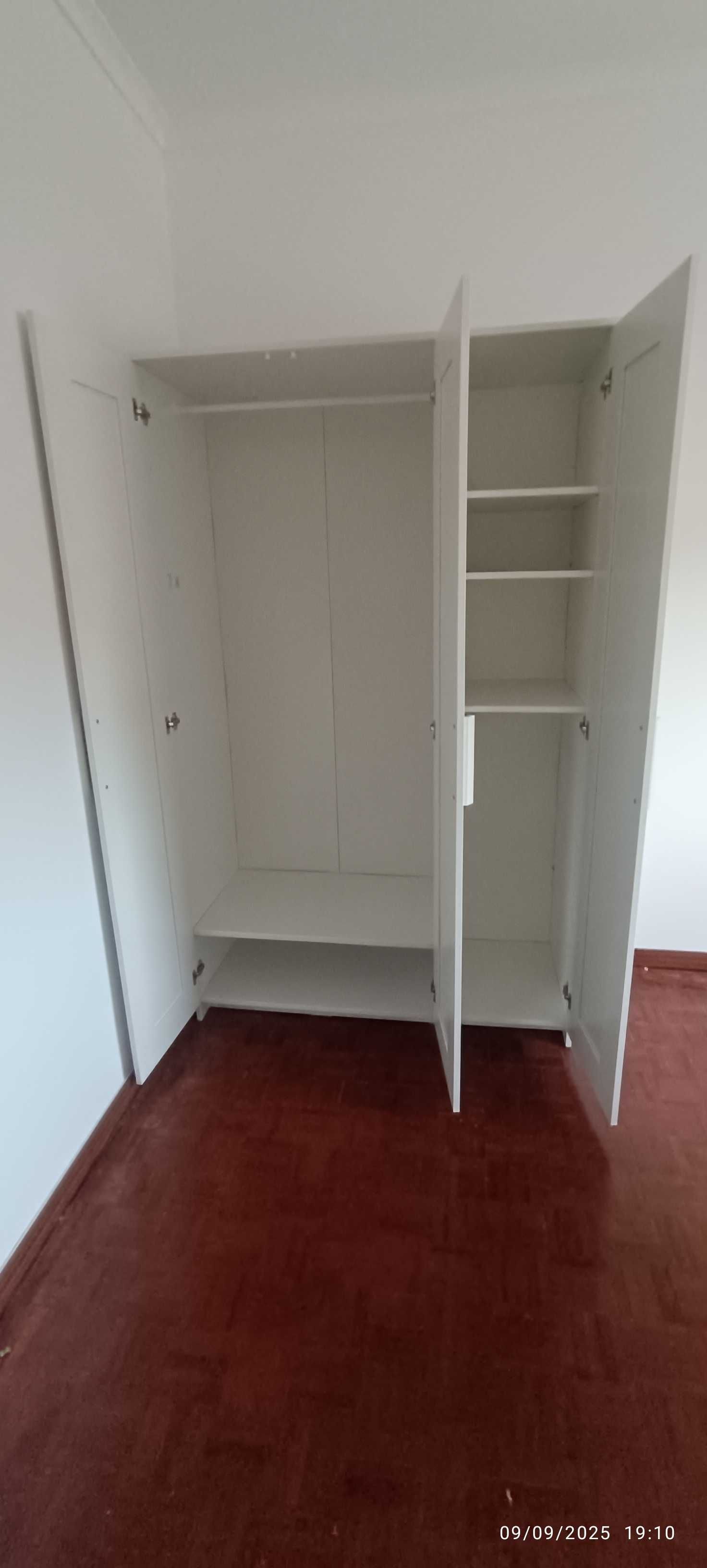Roupeiro  branco com porta espelho