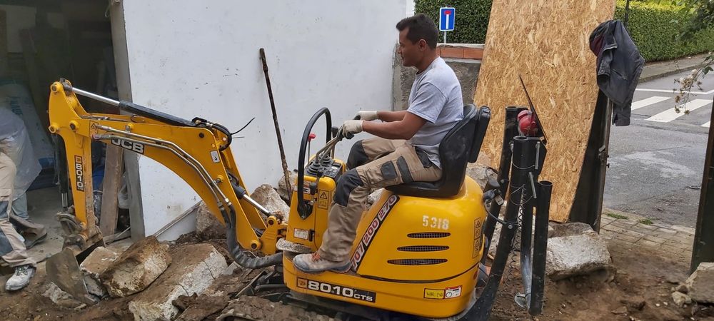 Retirada de entulhos , demolições, limpeza de terrenos, outros