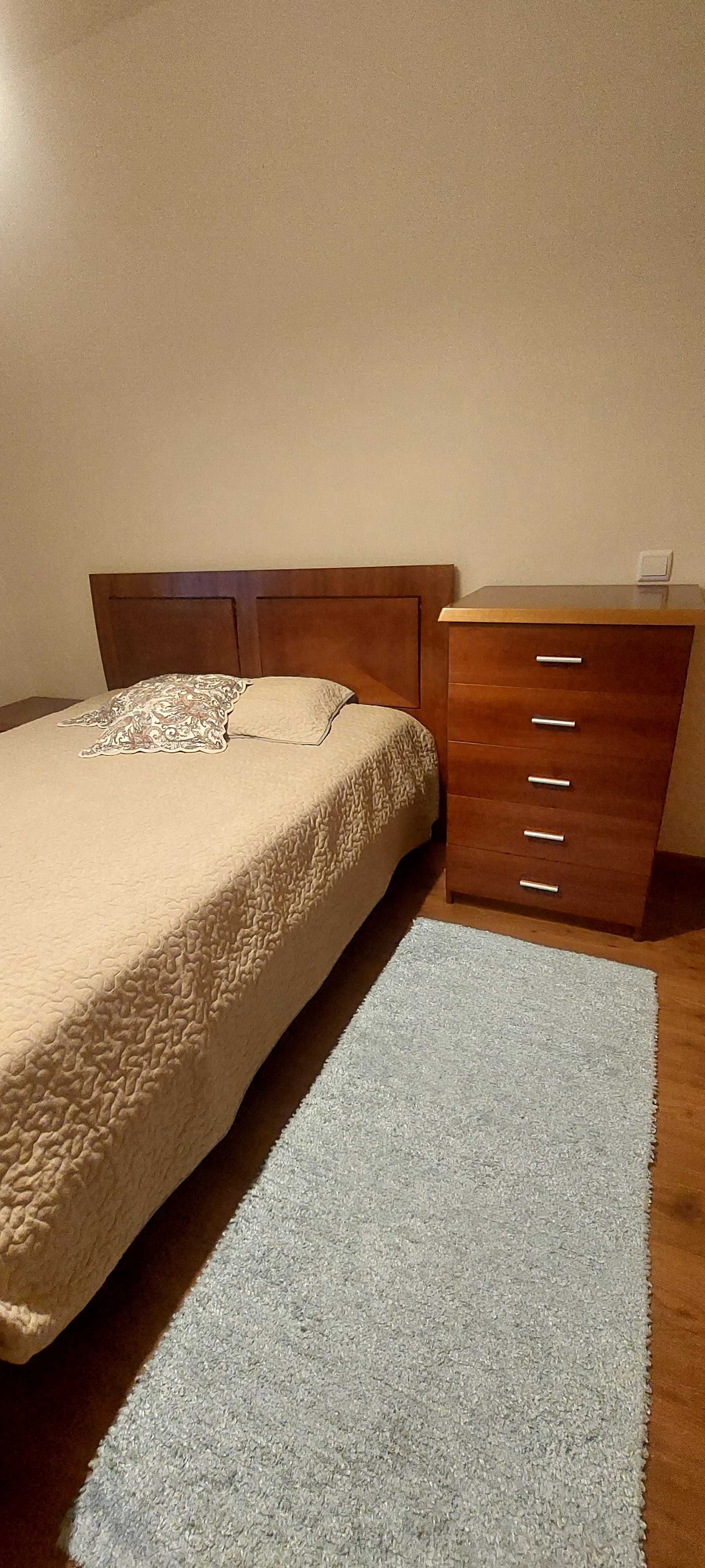 Cama + 2 mesas de cabeceira + 2 camiseiros, em madeira de cerejeira