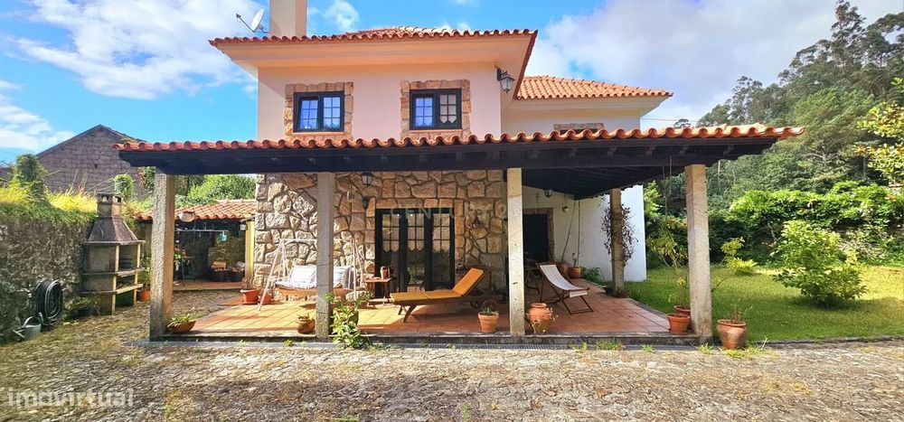 Moradia com quatro quartos  com piscina em Romarigães Paredes de Coura