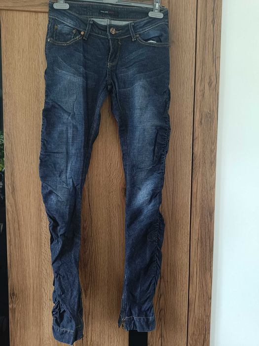 Jeansy damskie przecierane, ciemniejsze, z marszczeniami, i zameczkami