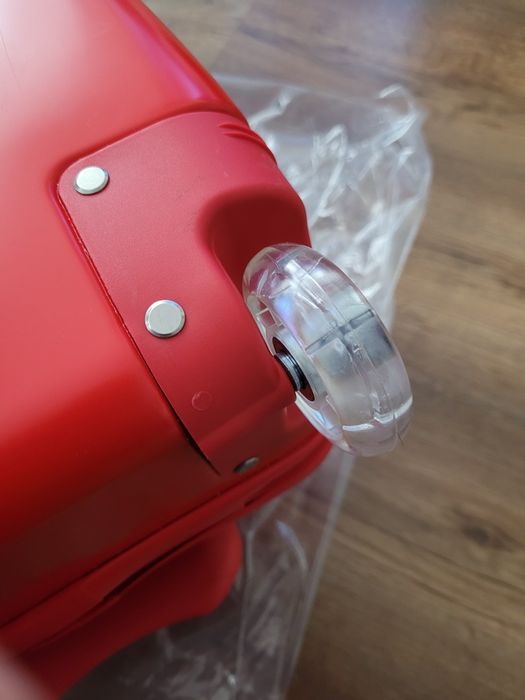 Walizka kinder jajko niespodzianka, plus gratis naklejki.