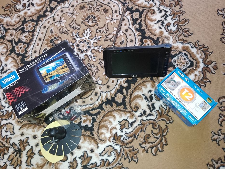 Маленький телевізор з т2 у заводській упаковці