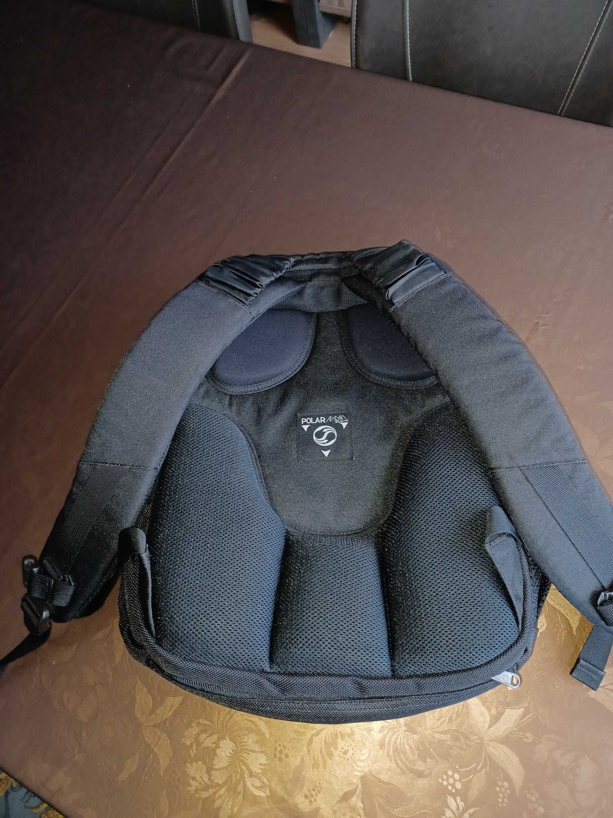 Mochila preta para transportar computador portátil