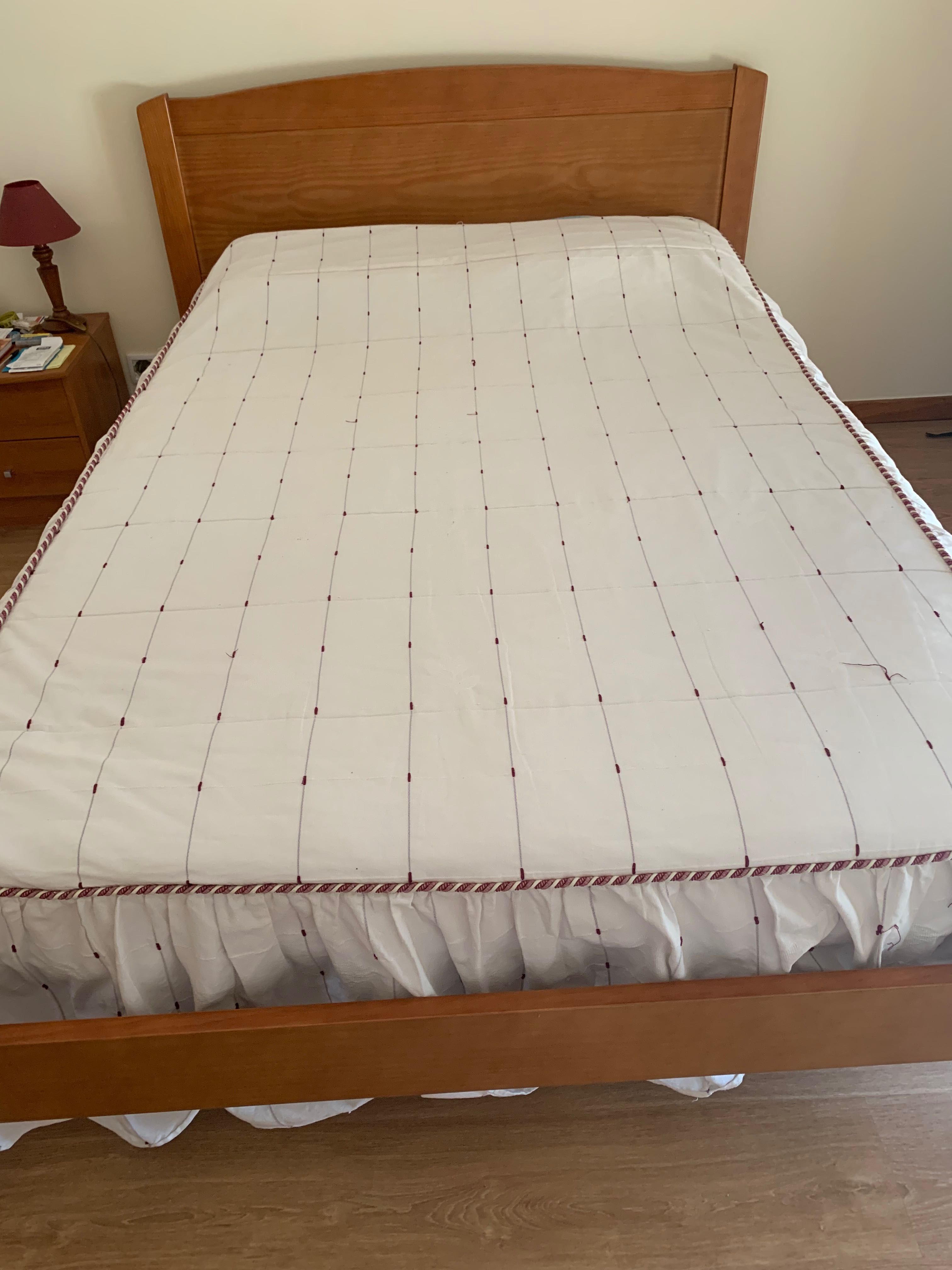 Cama de casal em madeira