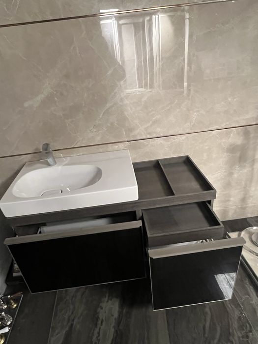 Szafka łazienkowa podwieszana z umywalką