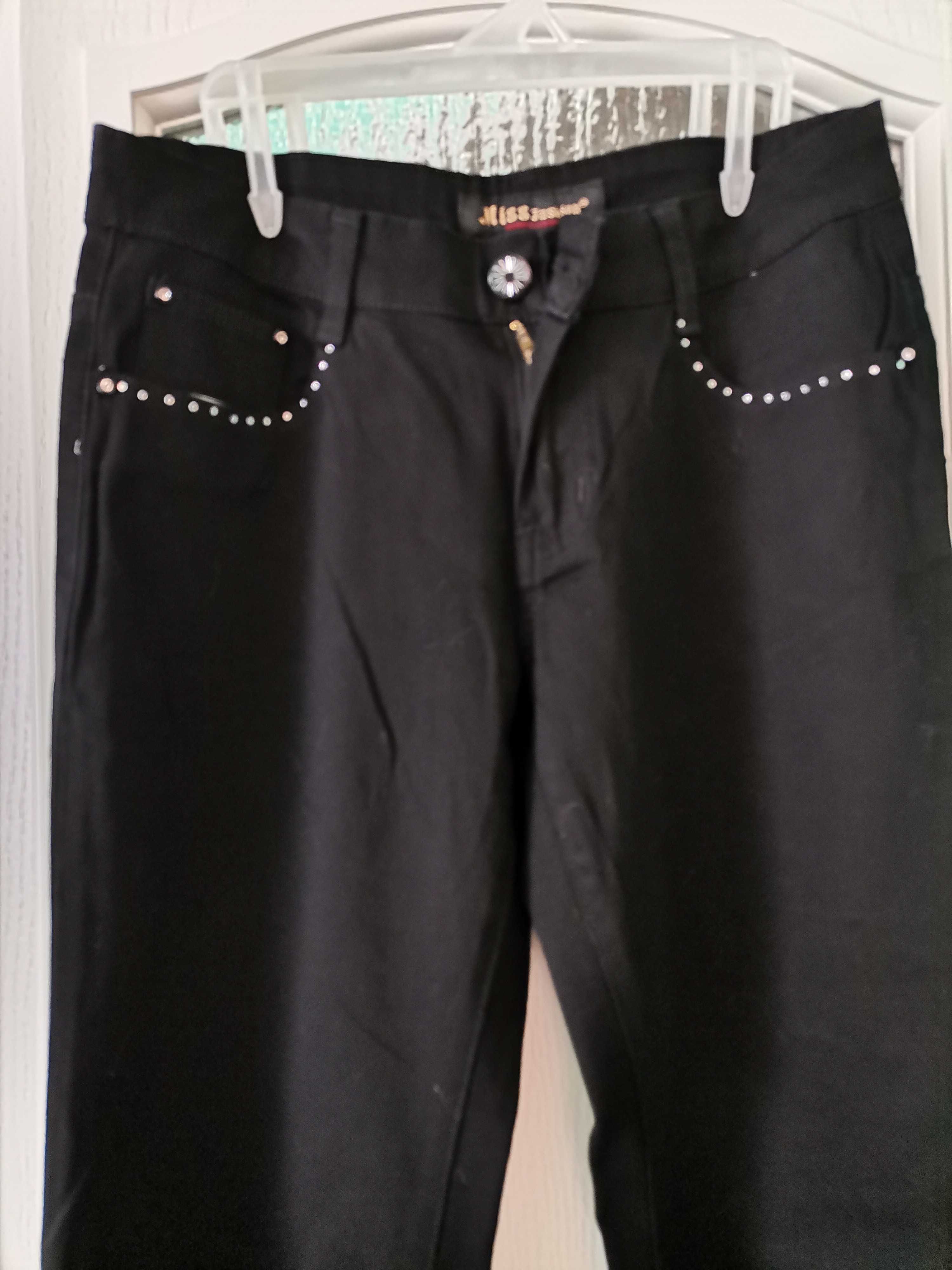 Czarne spodnie z ozdobionymi kieszeniami