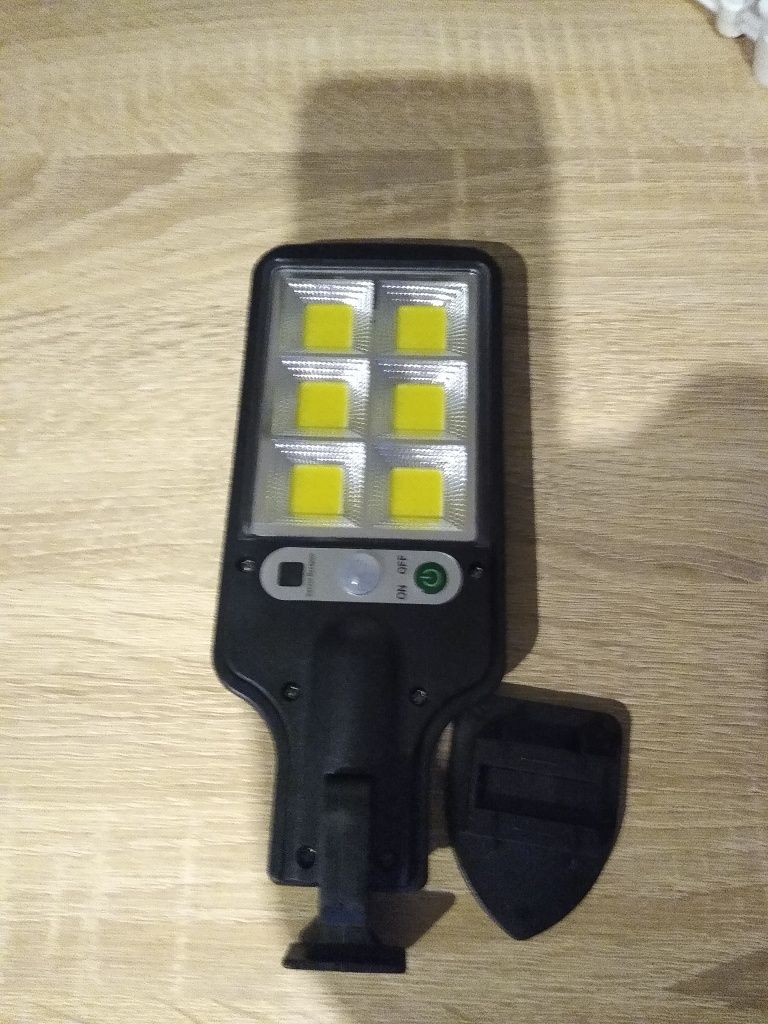 Lampa solarna LED z czujnikiem ruchu i zmierzchu