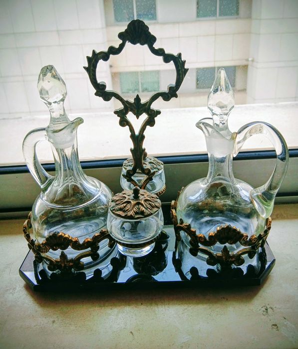 Galheteiro de metal antigo