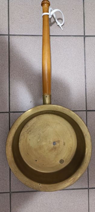 Piękna stara miedziana patelnia