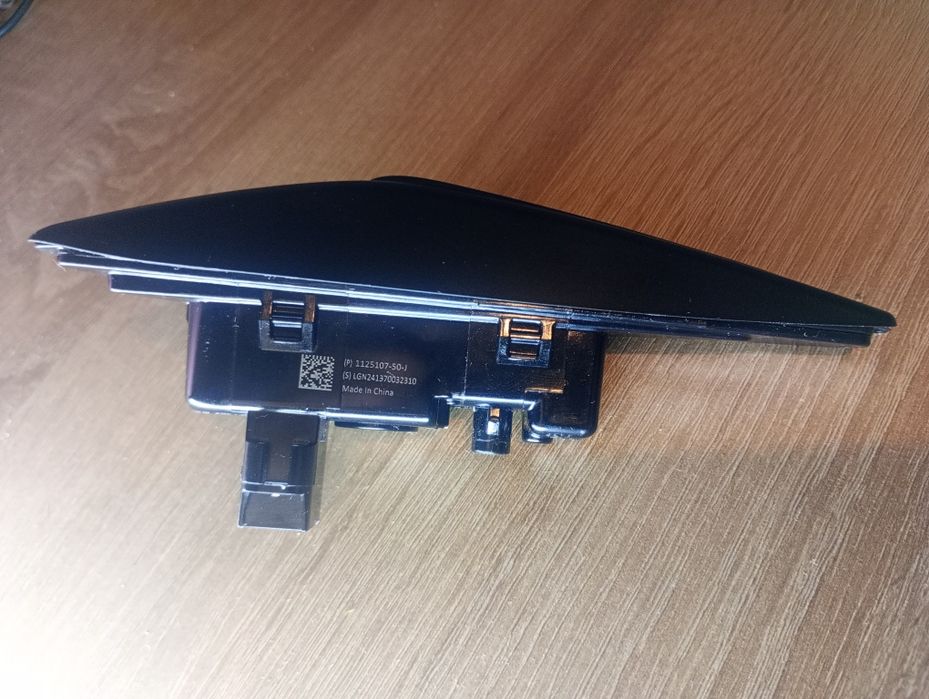 Камера в крило права Model Y. 2020-2023.