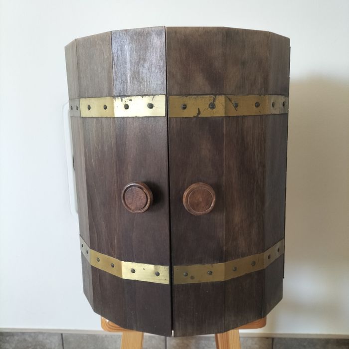 Stary wiszący barek