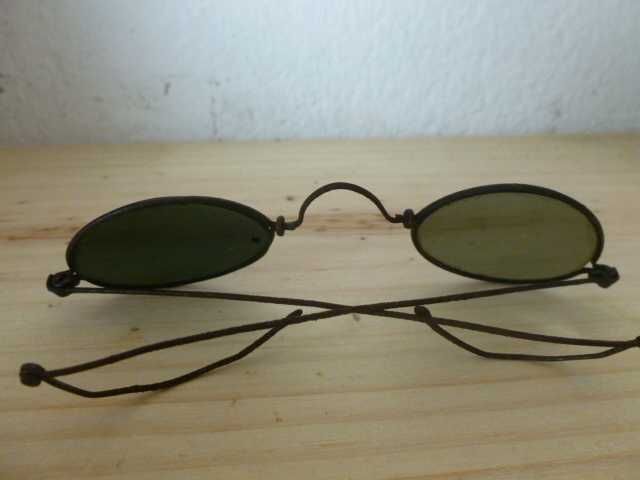 Oculos de sol centenarios, raro