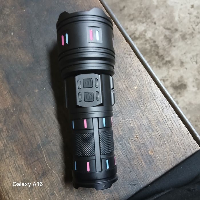 Потужний далекобійний ліхтар