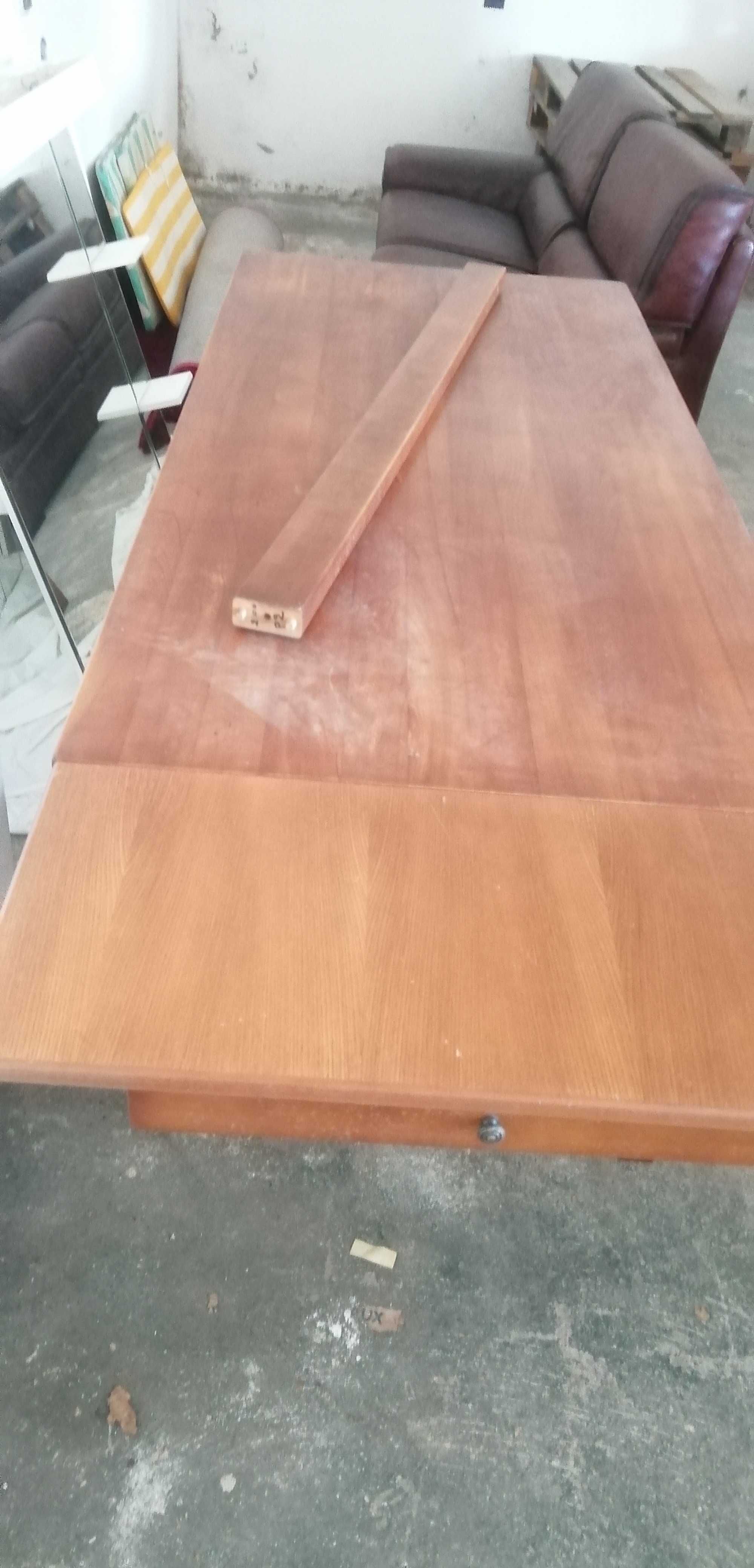mesa e cadeiras de