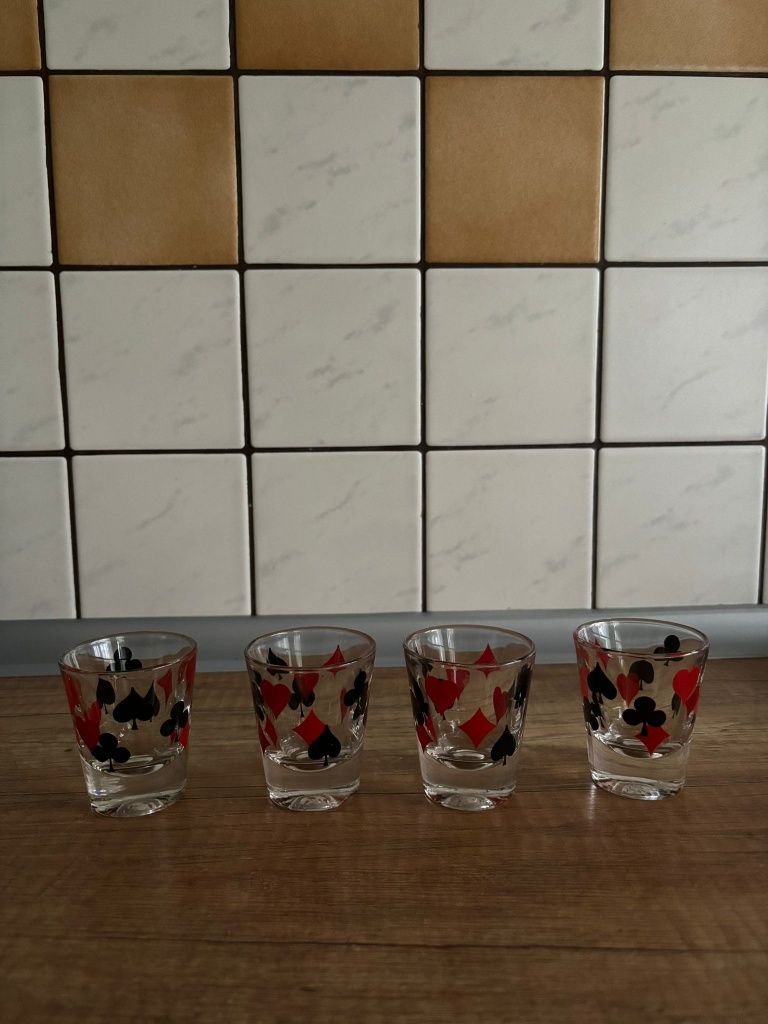 Kieliszki do wódki z motywem karcianym, vintage, retro styl