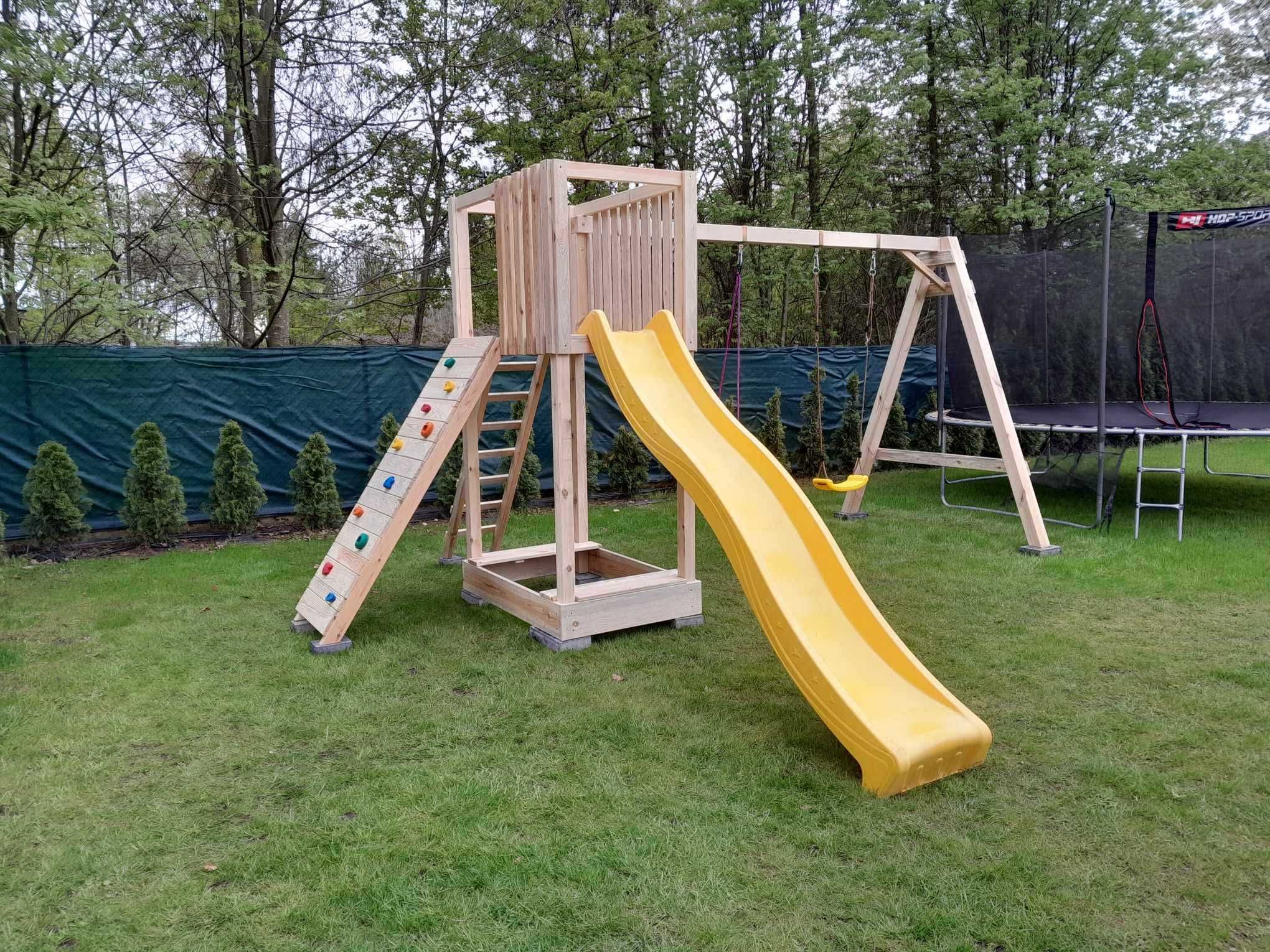 Drewniany plac zabaw, domek dla dzieci, zjeżdżalnia, huśtawki