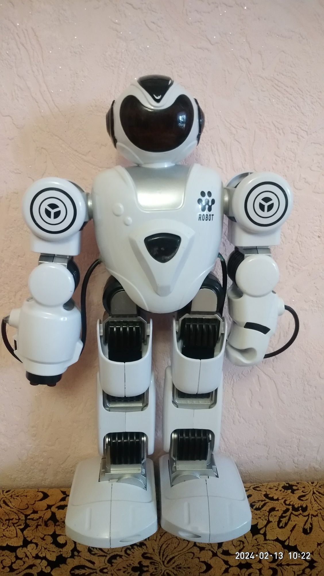 Игрушка робот электрофицированный.