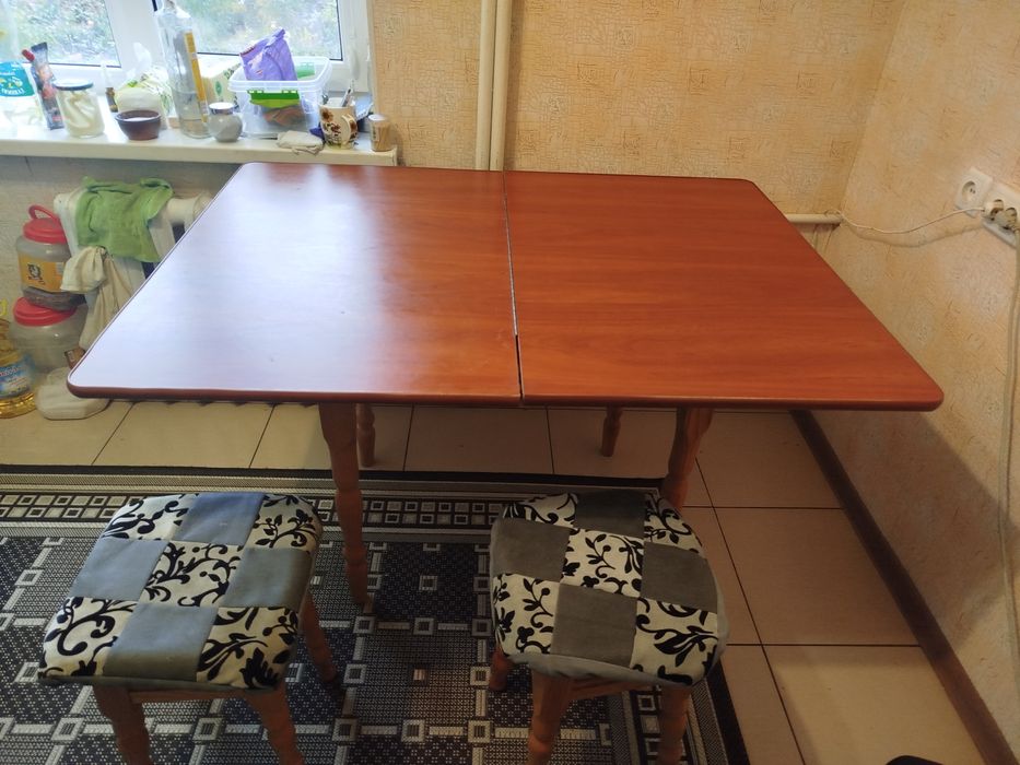 Продам кухонні меблі стіл і чотири стільці у доброму стані