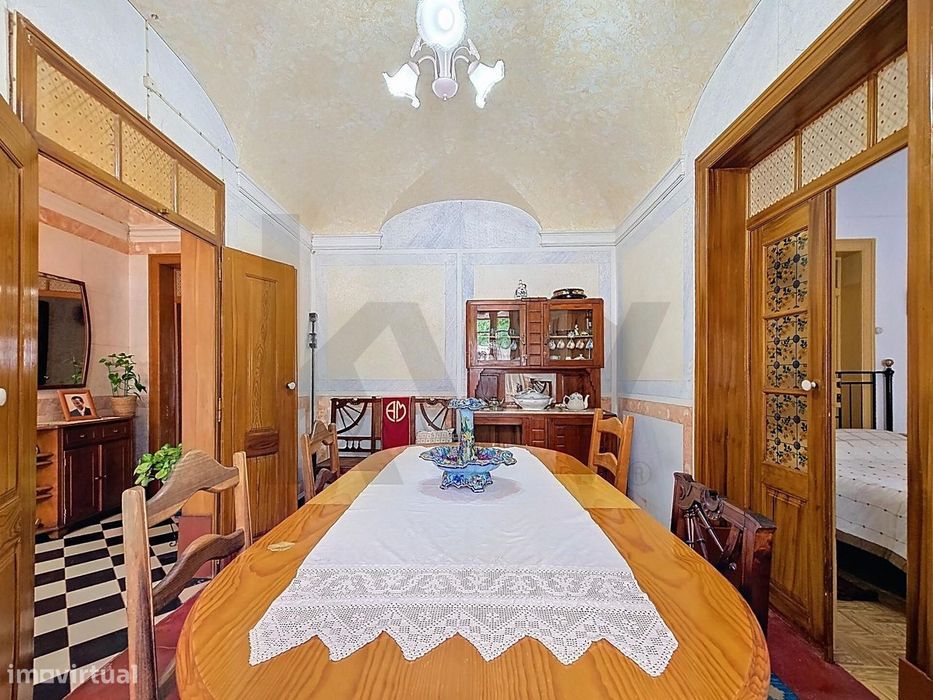 Moradia T5 tipicamente Alentejana, com ABC de 345 m2, lote de 1574 m2,