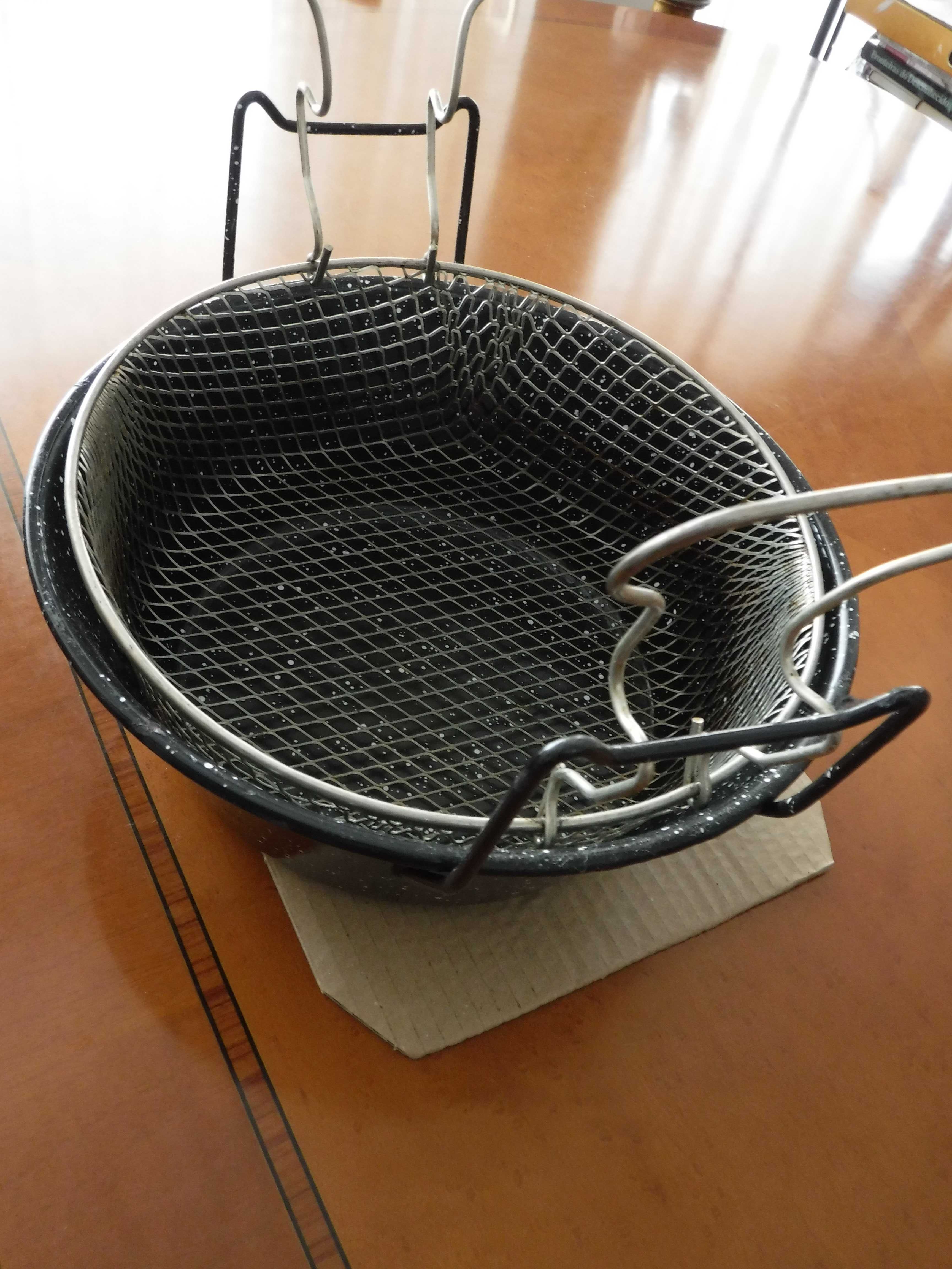 Fritadeira em esmalte com rede para fritar batatas 26 cm
