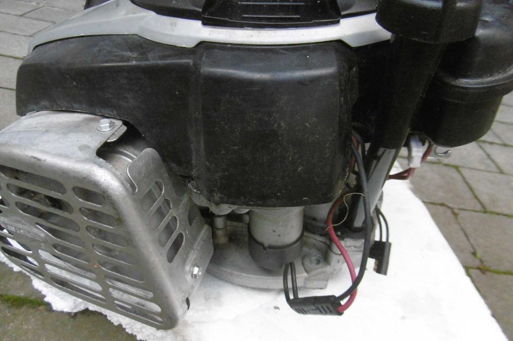 Silnik kosiarki spalinowej B&S/na części/.