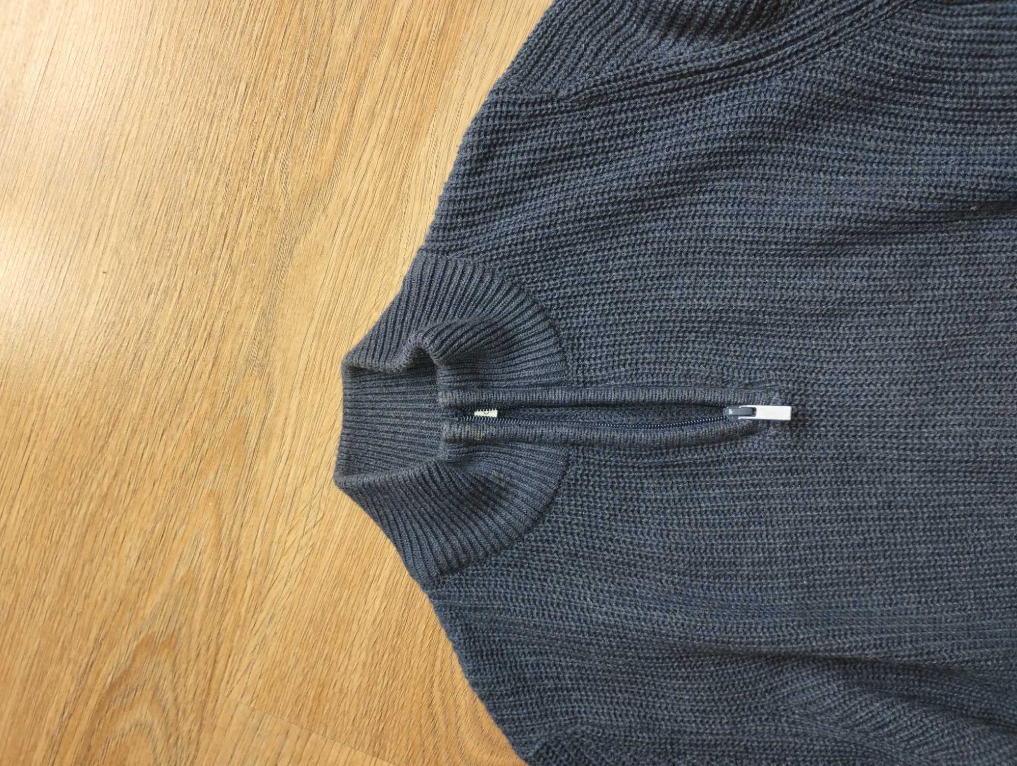 Granatowy sweter dla chłopca