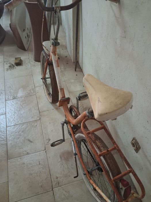 Bicicleta antiga dobrável para restauro completo