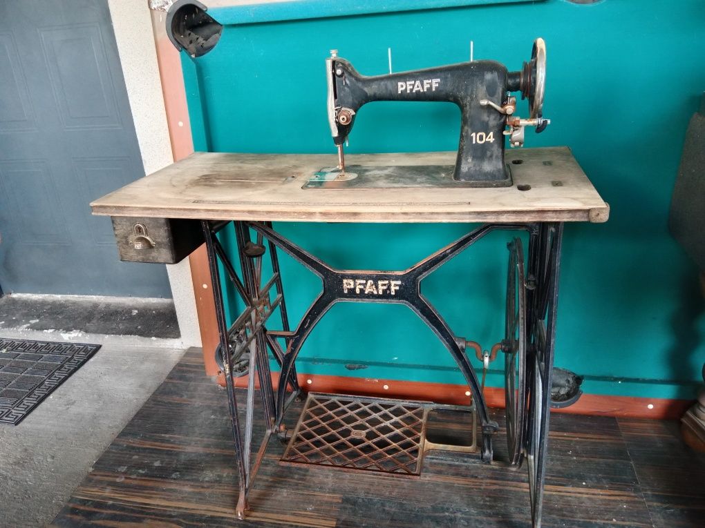 Retro maszyna do szycia z stojakiem PFAFFF