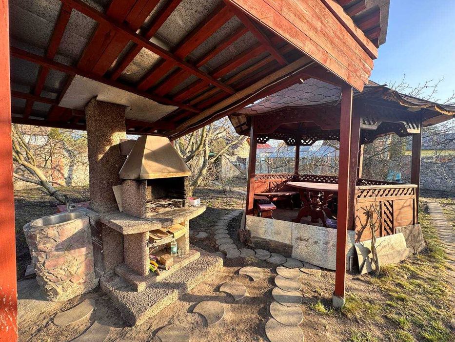 Продаж будинку з басейном. Без %
с.Чайки 
5 км до метро Житомирська