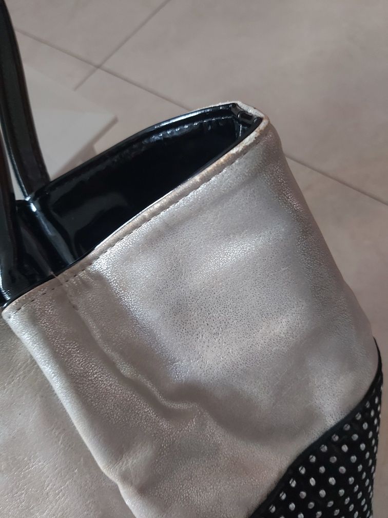 Duża elegancka torebka.