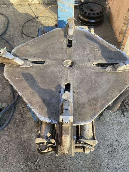 Шиномонтажний стенд