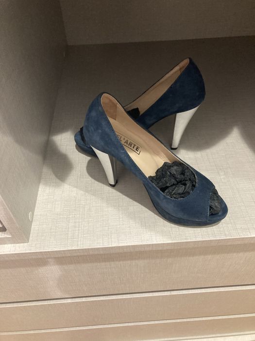 Sapato de salto alto  azul com apontamento de cor prata no  salto