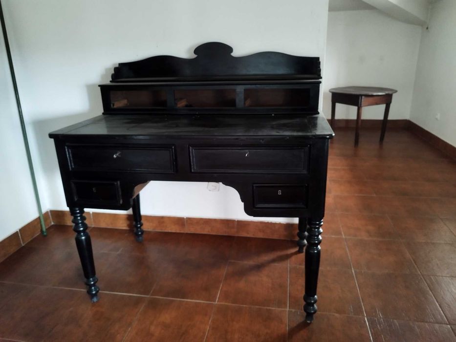 Secretária Vintage com segredo em ótimas condições